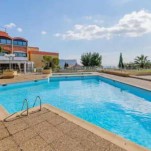 https://le-grand-bleu-cassis-13260.fr-provencehotel.com